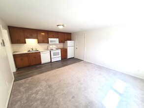 8 Azalea Ct, Unit 6D in Acton, MA - Foto de edificio - Building Photo