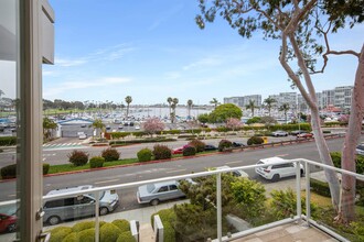 1528 Glorietta Blvd in Coronado, CA - Foto de edificio - Building Photo