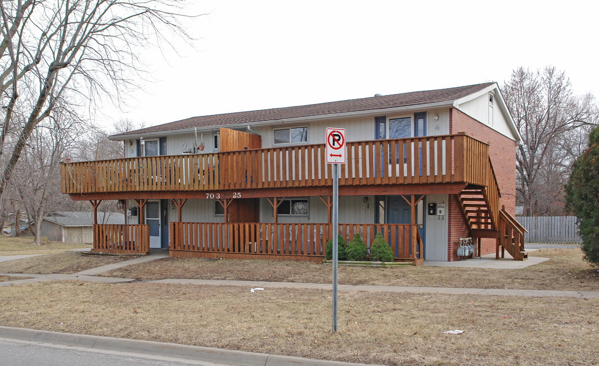 703 W 25th St in Lawrence, KS - Building Photo