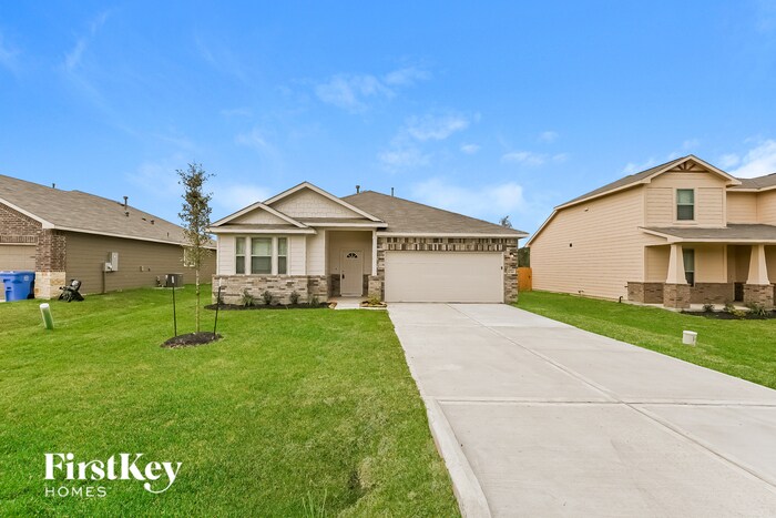 11040 Patriot Ct in Cleveland, TX - Building Photo