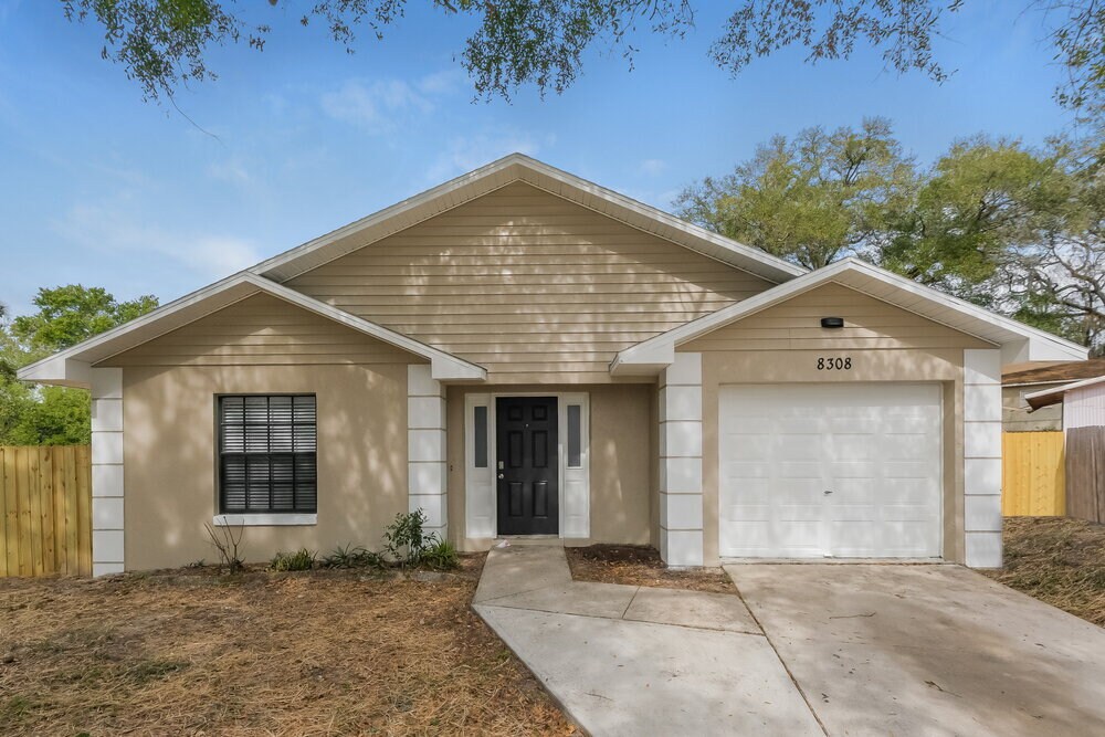 8308 Hedgeway Pl in Tampa, FL - Building Photo