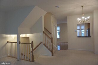 9724 Athletic Way in Gaithersburg, MD - Foto de edificio - Building Photo