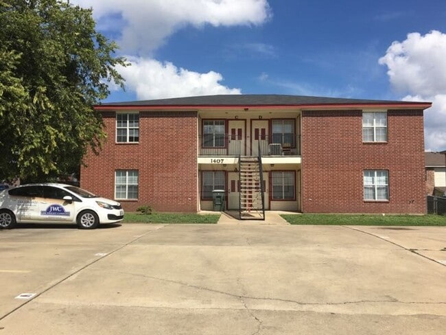 property at 1407 Dugger Cir