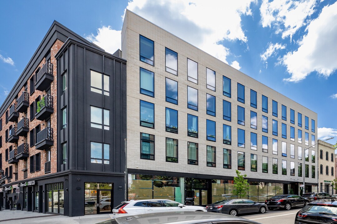661 Driggs Ave in Brooklyn, NY - Building Photo