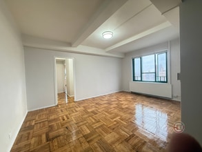 1970 E Tremont Ave in Bronx, NY - Foto de edificio - Building Photo