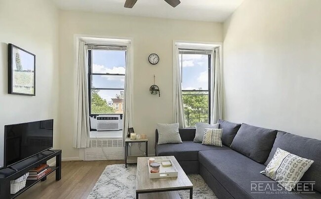 This spacious, sun-drenched one bedroom is available NOW! in Brooklyn, NY - Foto de edificio - Building Photo