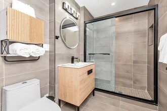 32 Rutgers St, Unit 403 in New York, NY - Building Photo - Building Photo