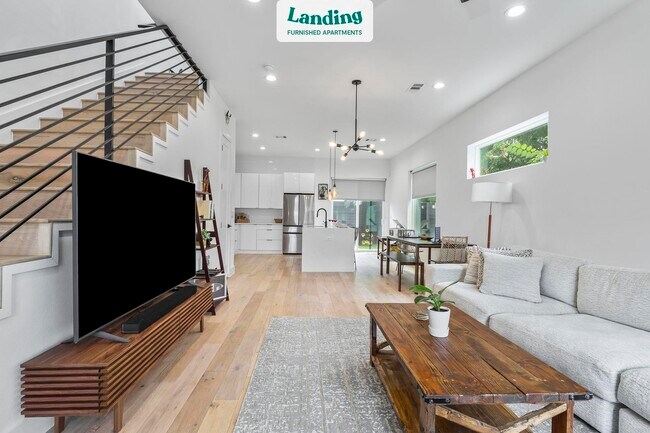 6300 Santos St-Unit -3.1377584 in Austin, TX - Foto de edificio - Building Photo