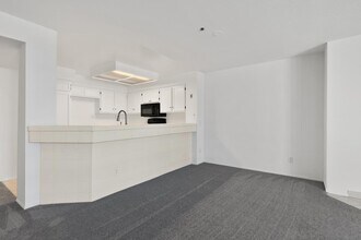 400 N Pacific St, Unit 214 in Oceanside, CA - Foto de edificio - Building Photo