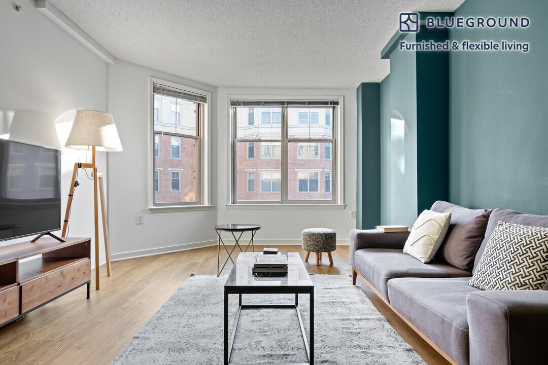2400 M St NW-Unit -FL8-ID26 in Washington, DC - Foto de edificio