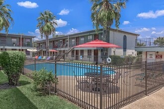 Leon Trace Apartments in San Antonio, TX - Foto de edificio - Building Photo