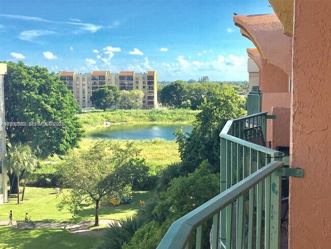 9360 Fontainebleau Blvd in Miami, FL - Building Photo - Building Photo