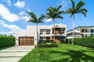 2381 Bayview Ln in North Miami, FL - Foto de edificio - Building Photo