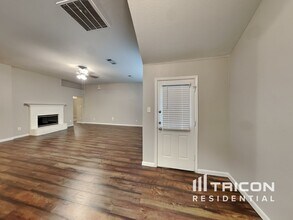 102 Oak Hollow Ln in Red Oak, TX - Foto de edificio - Building Photo