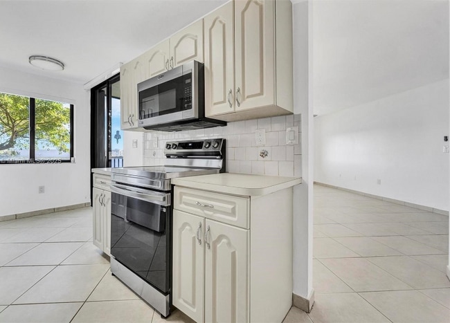 15509 N Miami Lakeway in Miami Lakes, FL - Building Photo - Building Photo