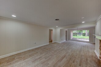 8826 Robindell Dr in Houston, TX - Building Photo - Building Photo