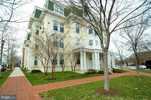 900 N Washington St, Unit 105E in Alexandria, VA - Building Photo