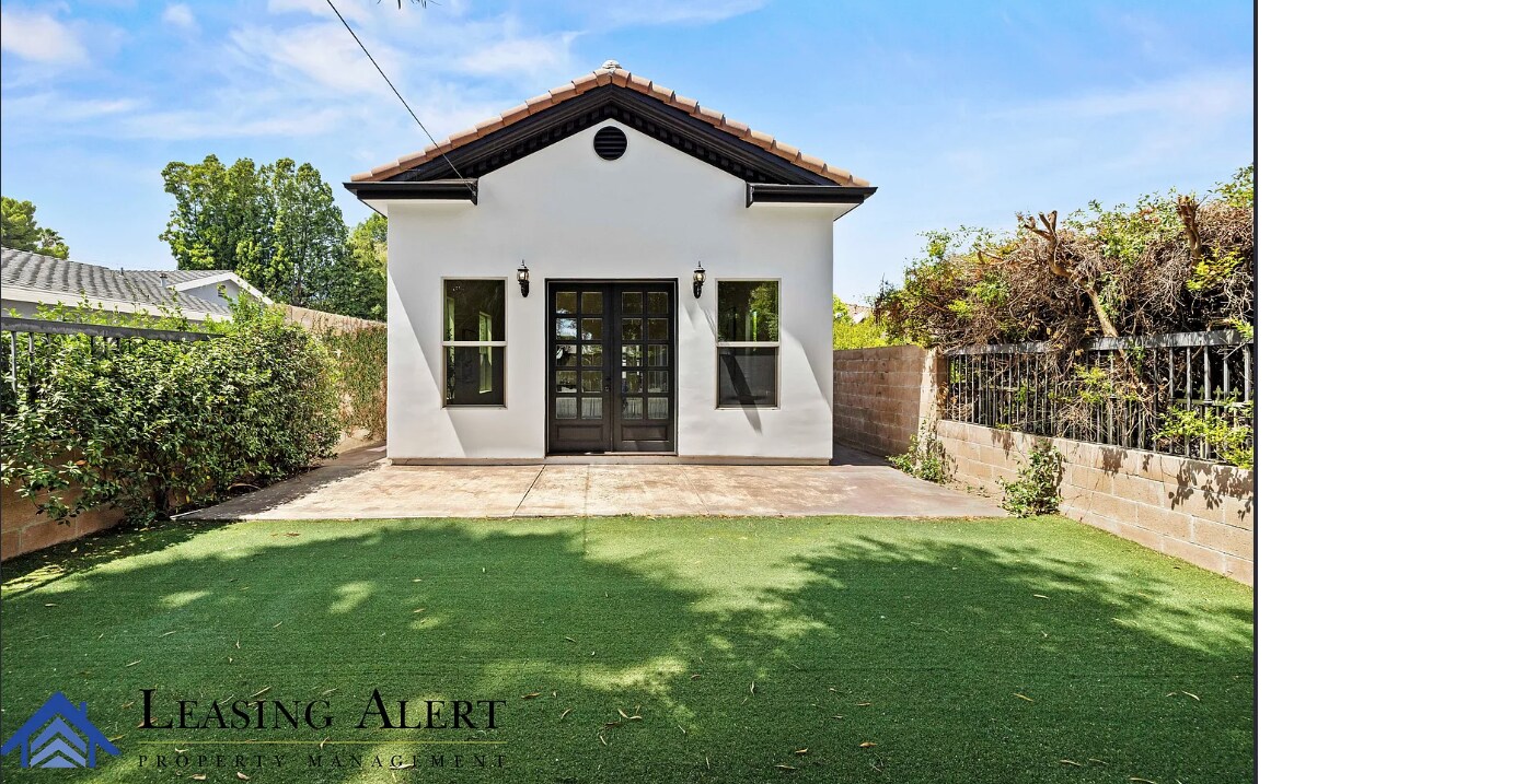 5012 Hayvenhurst Ave in Los Angeles, CA - Building Photo