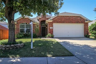 1061 Aviary Dr in Aubrey, TX - Building Photo