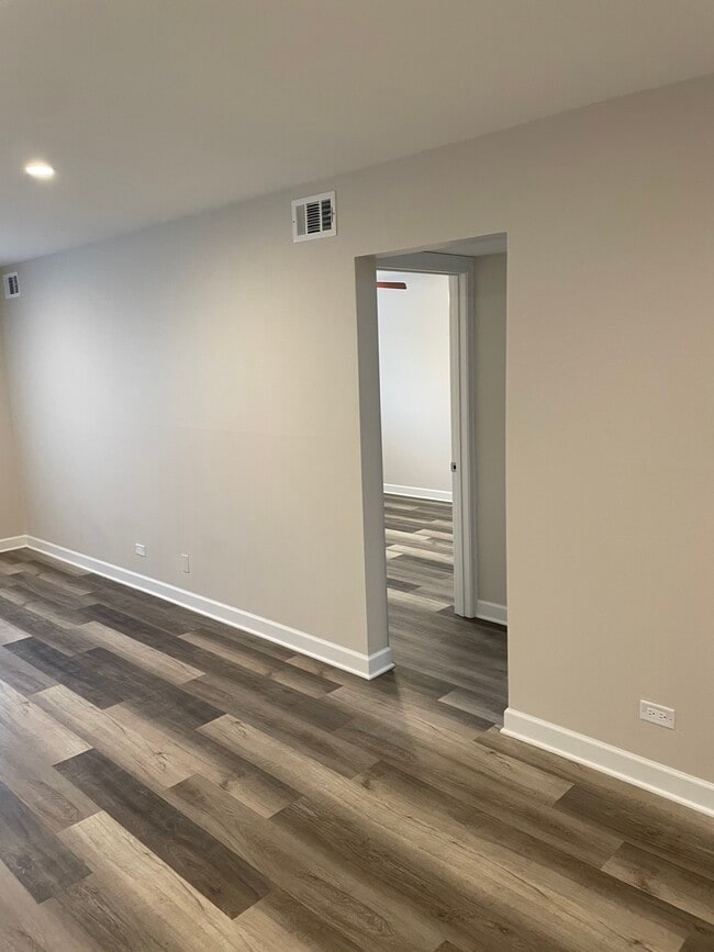 property at 1925 E Oakton St