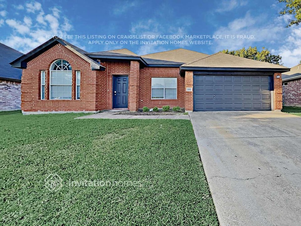 210 Creek Point Ln in Arlington, TX - Foto de edificio