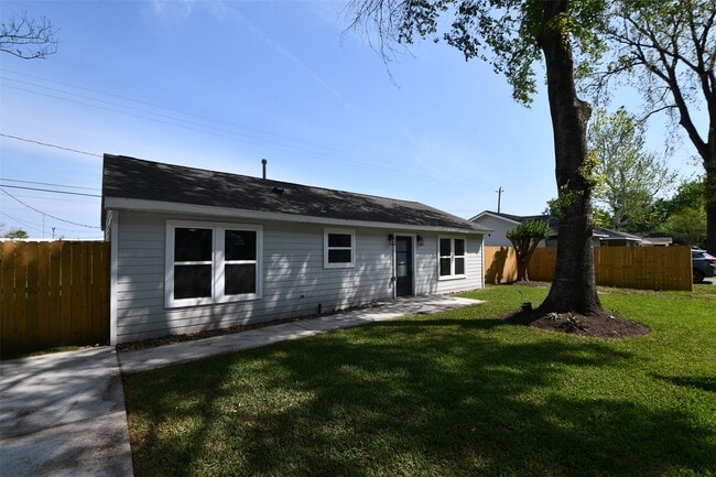 property at 10946 Fullerton Dr