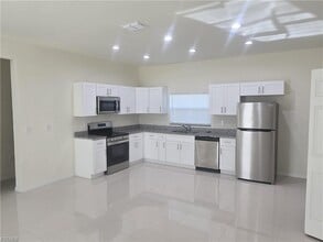 324 Mangonia Ave in Lehigh Acres, FL - Building Photo - Building Photo