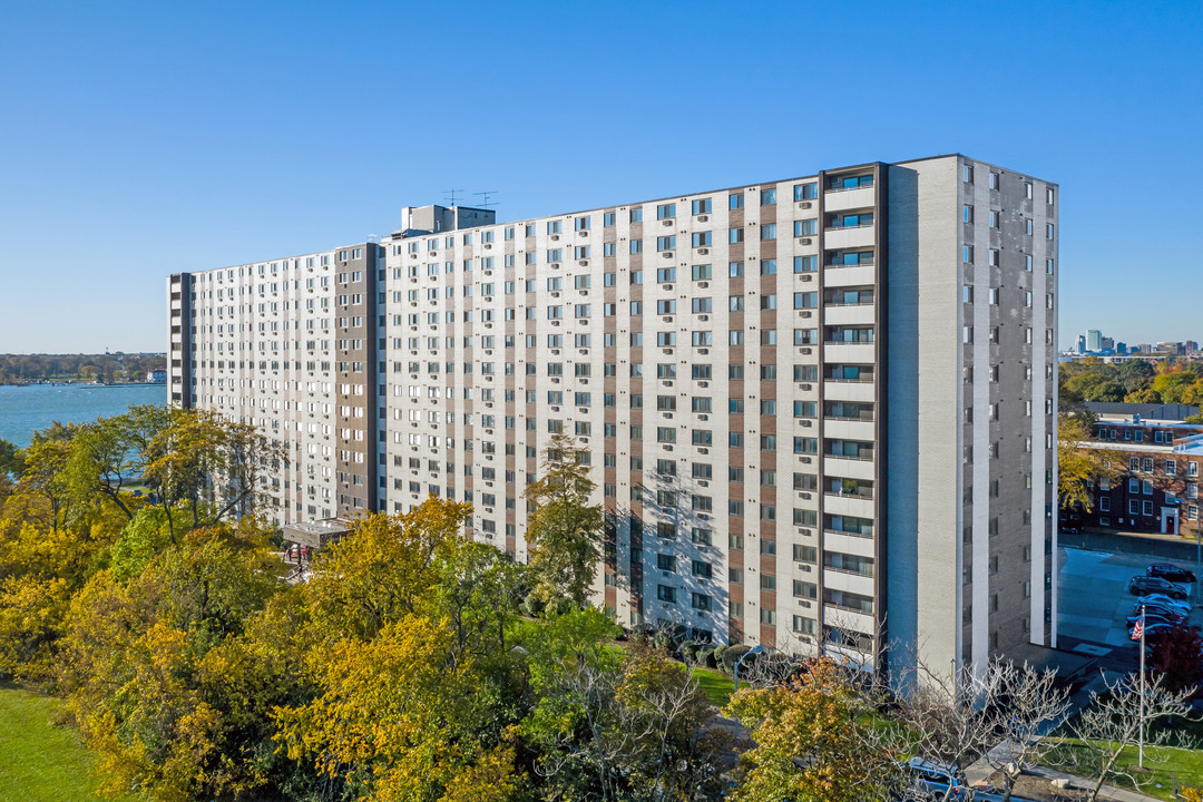 River Towers Senior Apartment in Detroit, MI - Foto de edificio