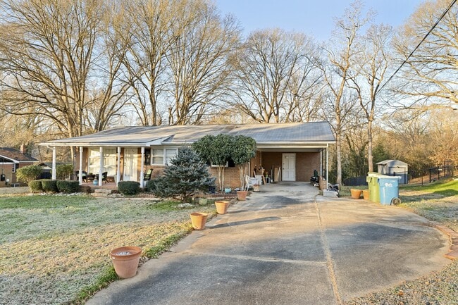 107 Maple Dr in Mount Holly, NC - Building Photo - Building Photo