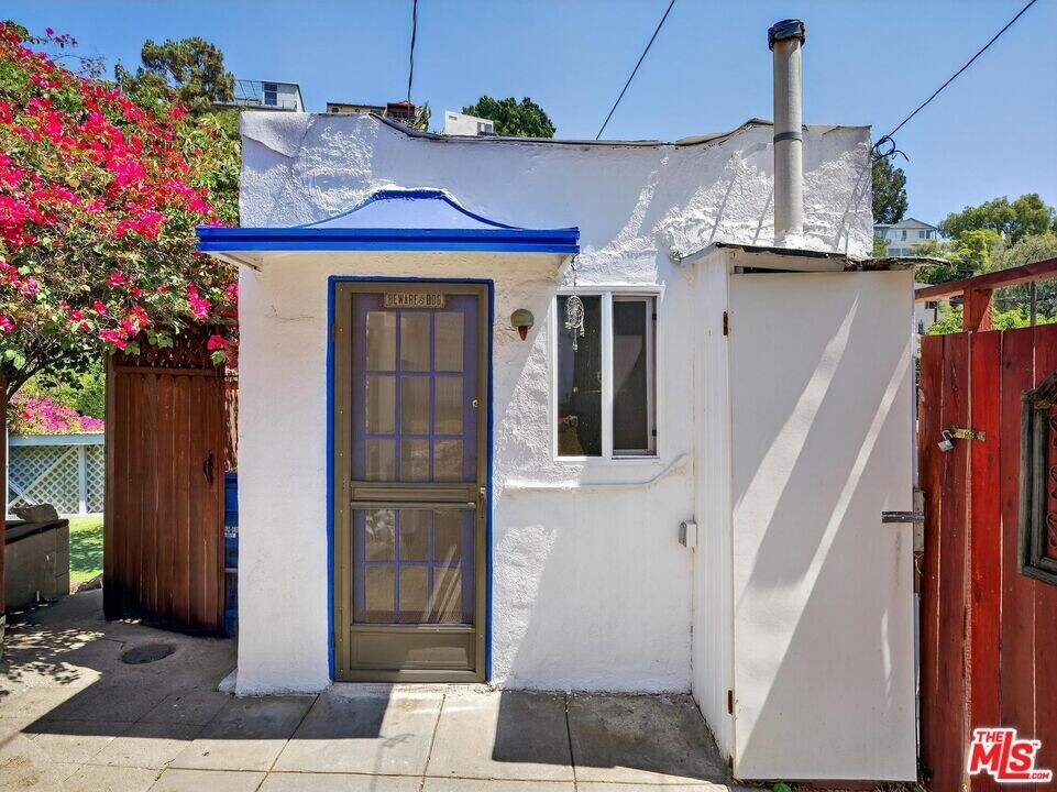 2565 Glen Green St in Los Angeles, CA - Building Photo