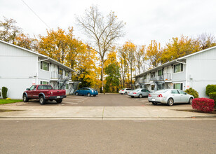 Fifth Avenue Apartments in Albany, OR - Building Photo - Building Photo