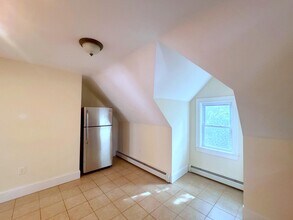 102 Sycamore St, Unit 3 in Somerville, MA - Building Photo - Building Photo
