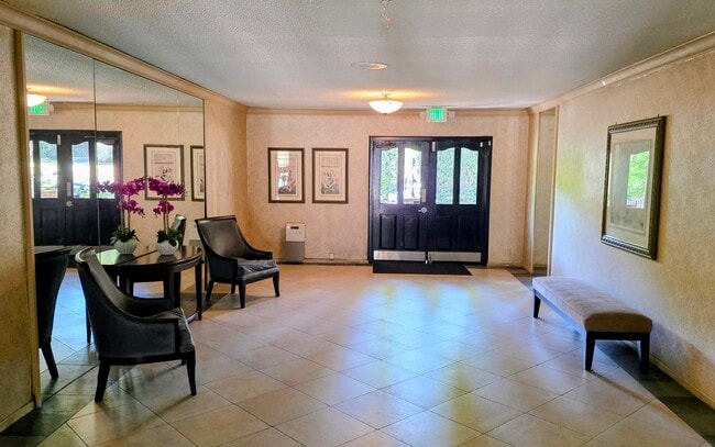 1222 N Olive Dr, Unit 305 in West Hollywood, CA - Building Photo - Building Photo