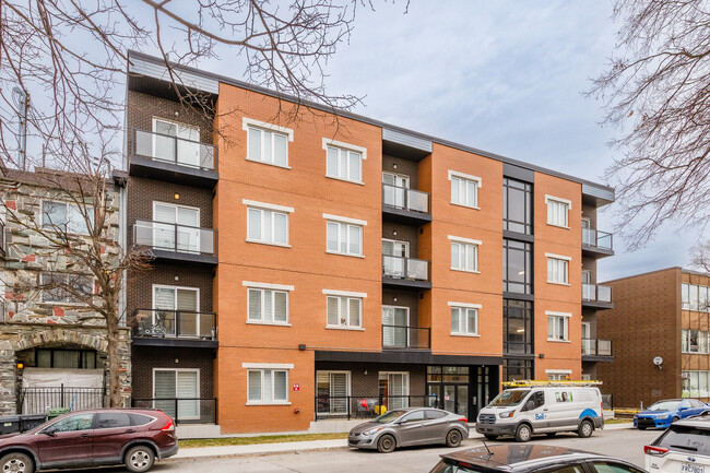 4305 De Courtrai Av in Montréal, QC - Building Photo - Building Photo