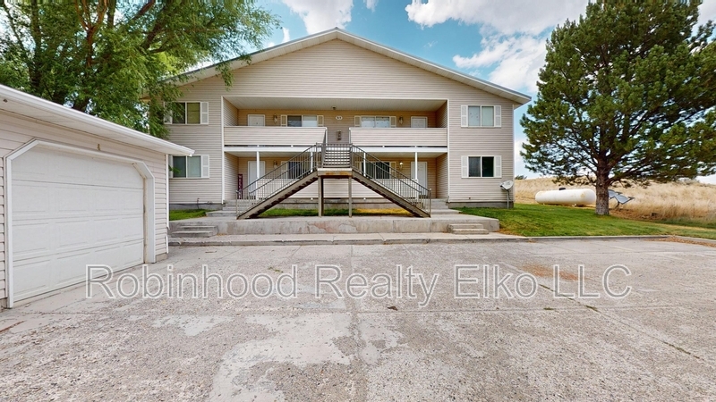 315 Spring Creek Pkwy in Spring Creek, NV - Foto de edificio