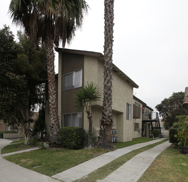 120 N Belinda Cir in Anaheim, CA - Foto de edificio - Building Photo