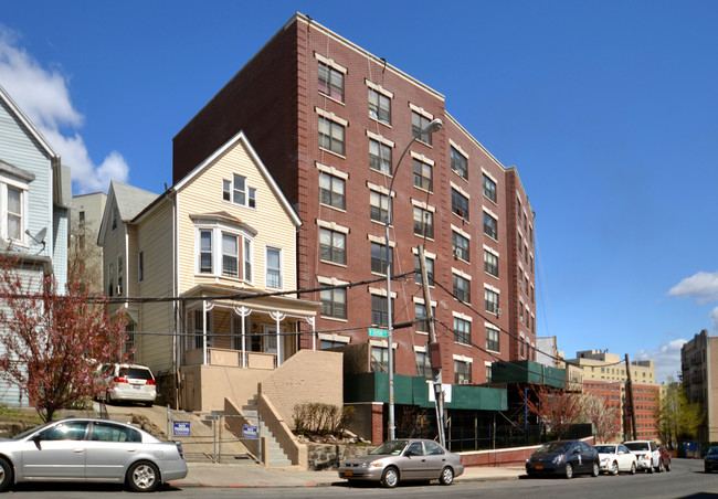 89 W Tremont Ave in Bronx, NY - Foto de edificio - Building Photo