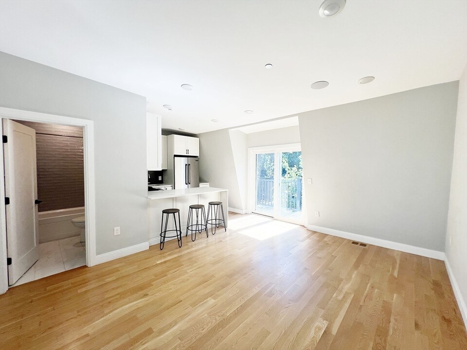 61 Lexington St in Boston, MA - Building Photo