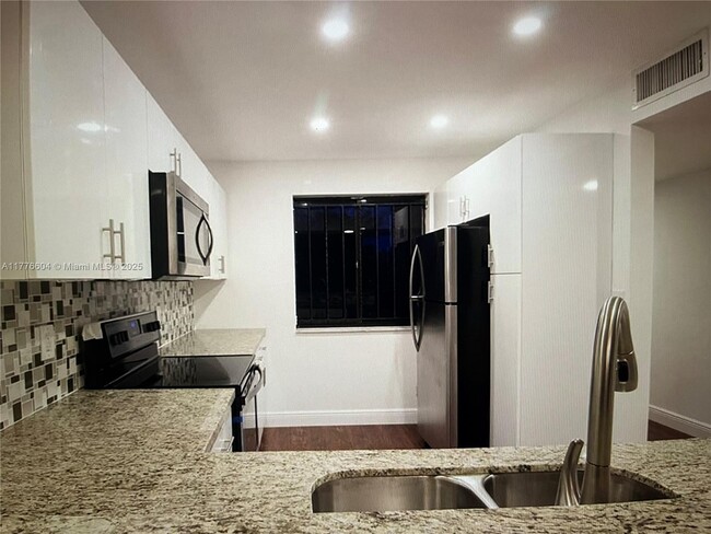 201 Lakeview Dr in Weston, FL - Building Photo - Building Photo