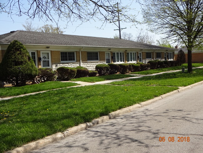 240 W Quincy St, Unit D in Westmont, IL - Building Photo - Building Photo