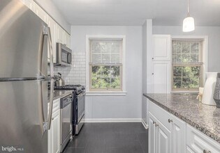 150 E Wynnewood Rd in Wynnewood, PA - Building Photo - Building Photo