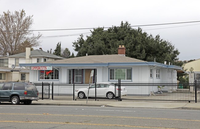 21422 Mission Blvd in Hayward, CA - Foto de edificio - Building Photo