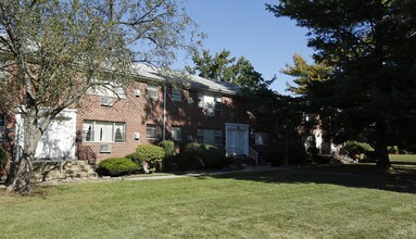 Lexington Village in Clark, NJ - Foto de edificio - Building Photo