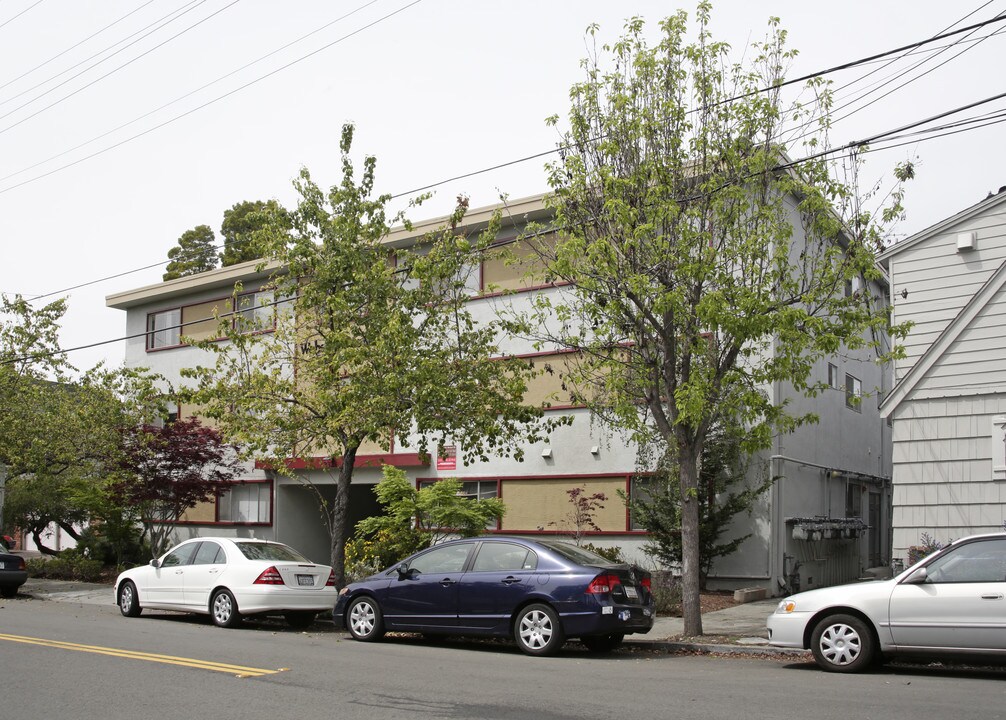 Webster Poolside Apartments in Berkeley, CA - Building Photo