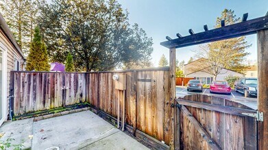 1634 Yardley St in Santa Rosa, CA - Building Photo - Building Photo