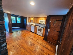 81 Oak St in East Bridgewater, MA - Building Photo - Building Photo