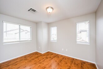 5714 Old Colony Dr in Las Vegas, NV - Foto de edificio - Building Photo