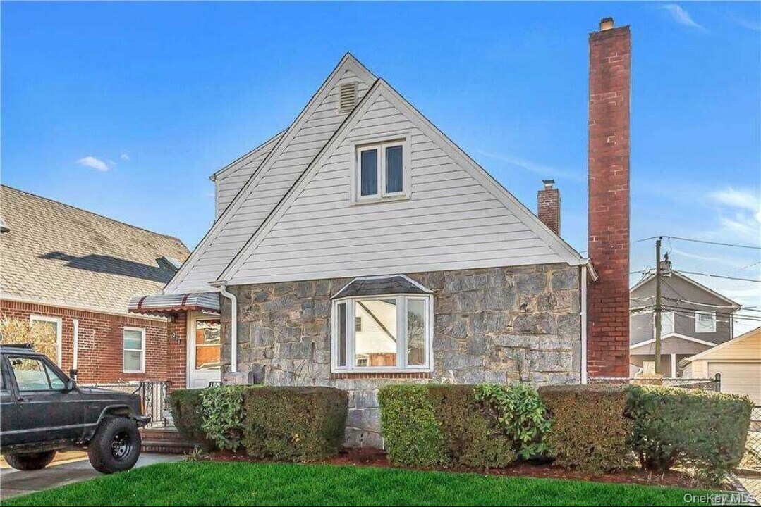 211 Brown St in Mineola, NY - Building Photo