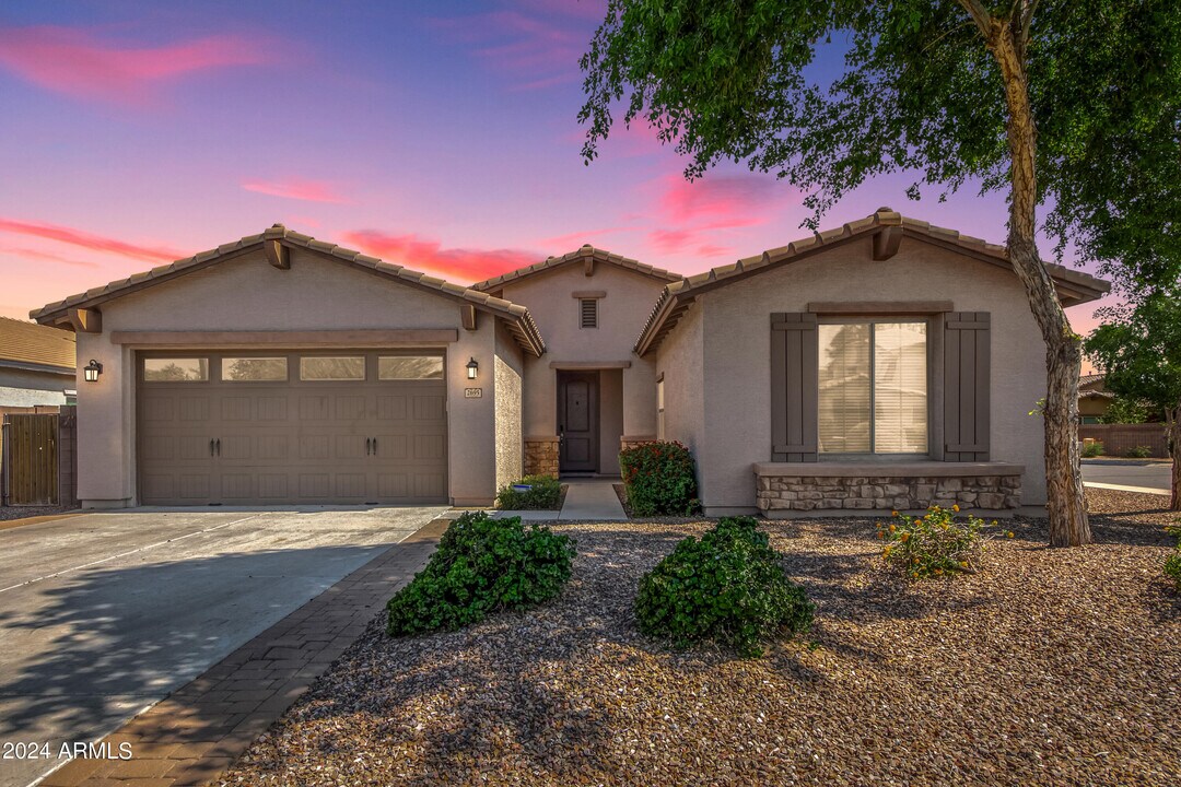 2695 E Rakestraw Ln in Gilbert, AZ - Building Photo