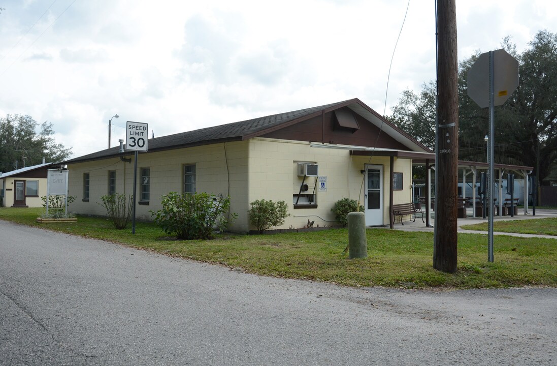 3950 Dixon St in Zephyrhills, FL - Foto de edificio